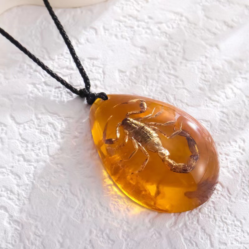 Retro Amber Pendant Necklace F - Resin Art Necklace 评论和价格