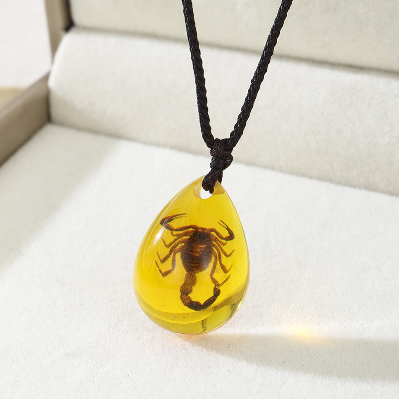 Retro Amber Pendant Necklace F - Resin Art Necklace 评论和价格