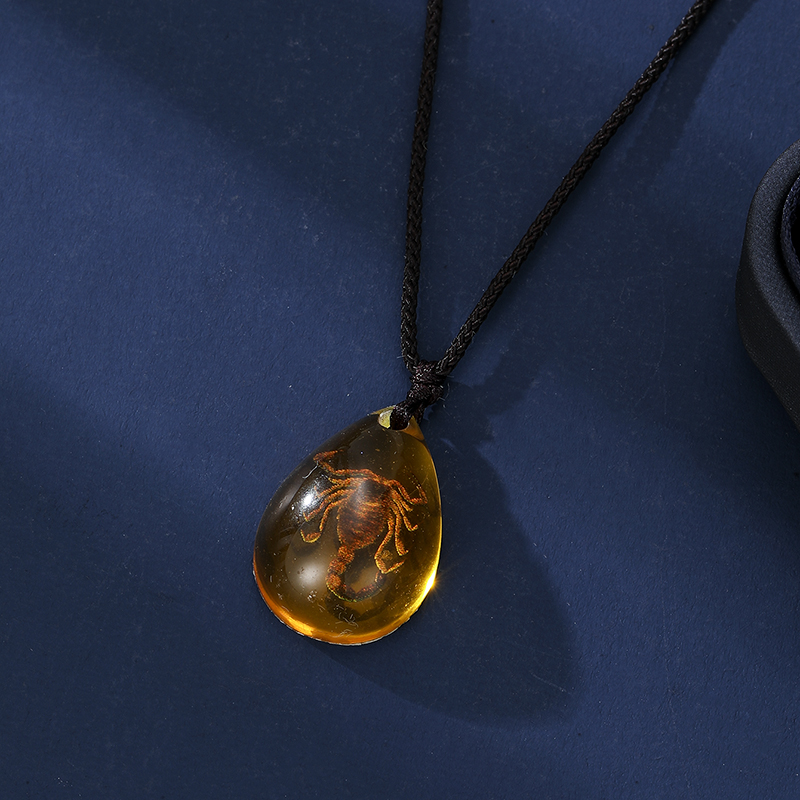 Retro Amber Pendant Necklace F - Resin Art Necklace 评论和价格
